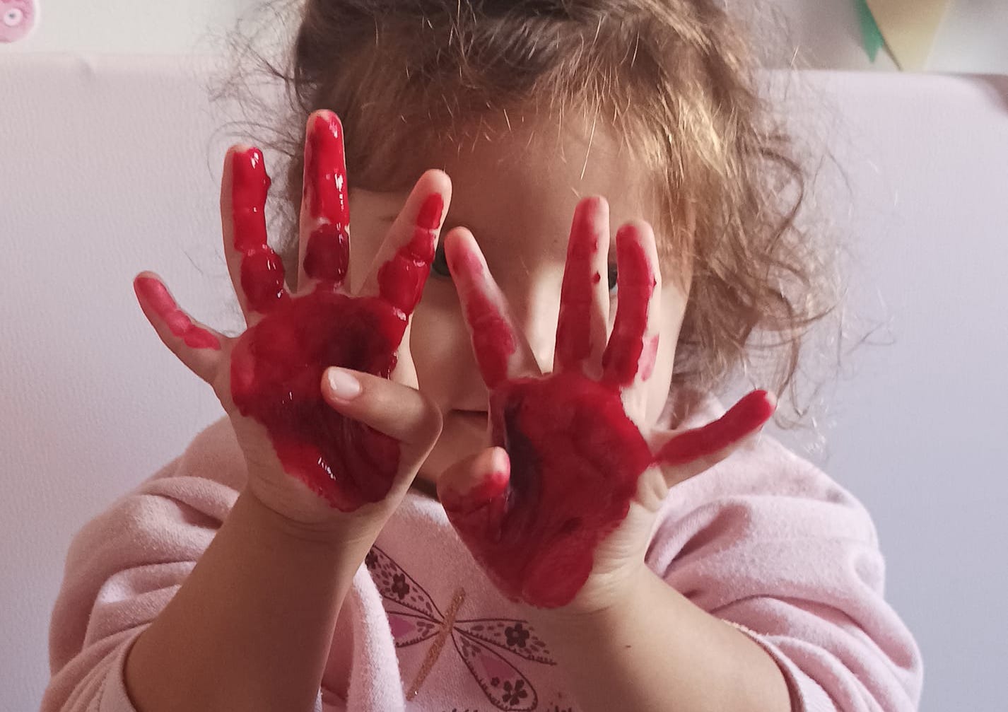 Valentina, una niña jerezana que recaudó 90.000 euros por las enfermedades raras, con las manos pintadas.