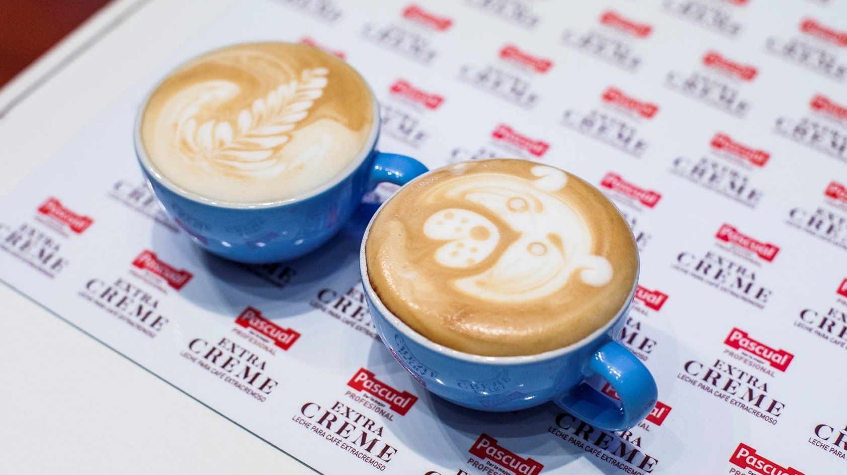 Unos cafés decorados.