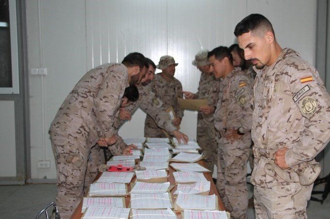 Militares en el exterior, votando.
