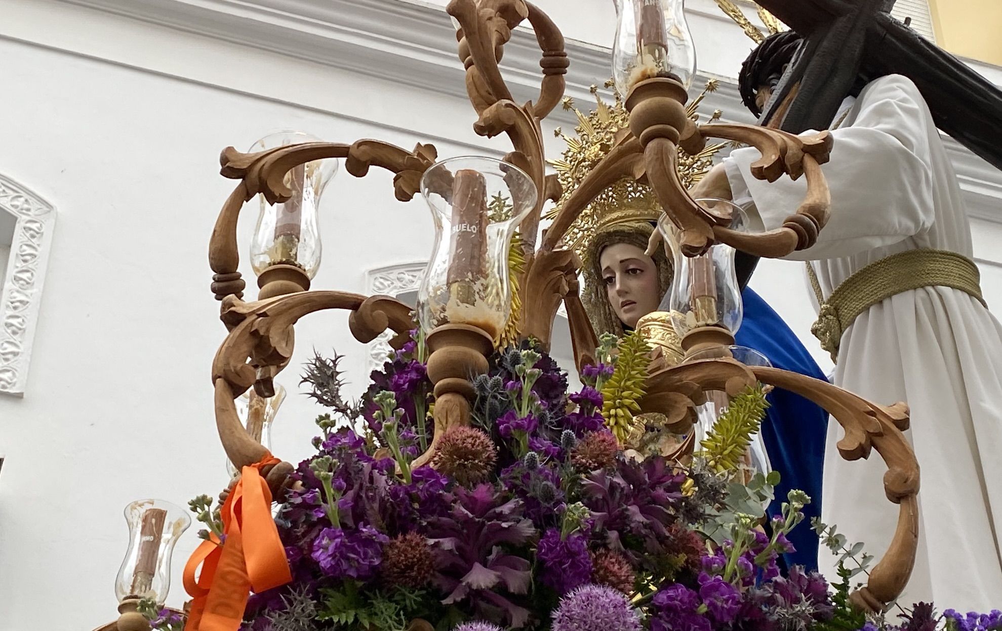 La Virgen se sobrepone a las llamas: procesiona este Martes Santo en Chiclana cuatro días después del incendio.