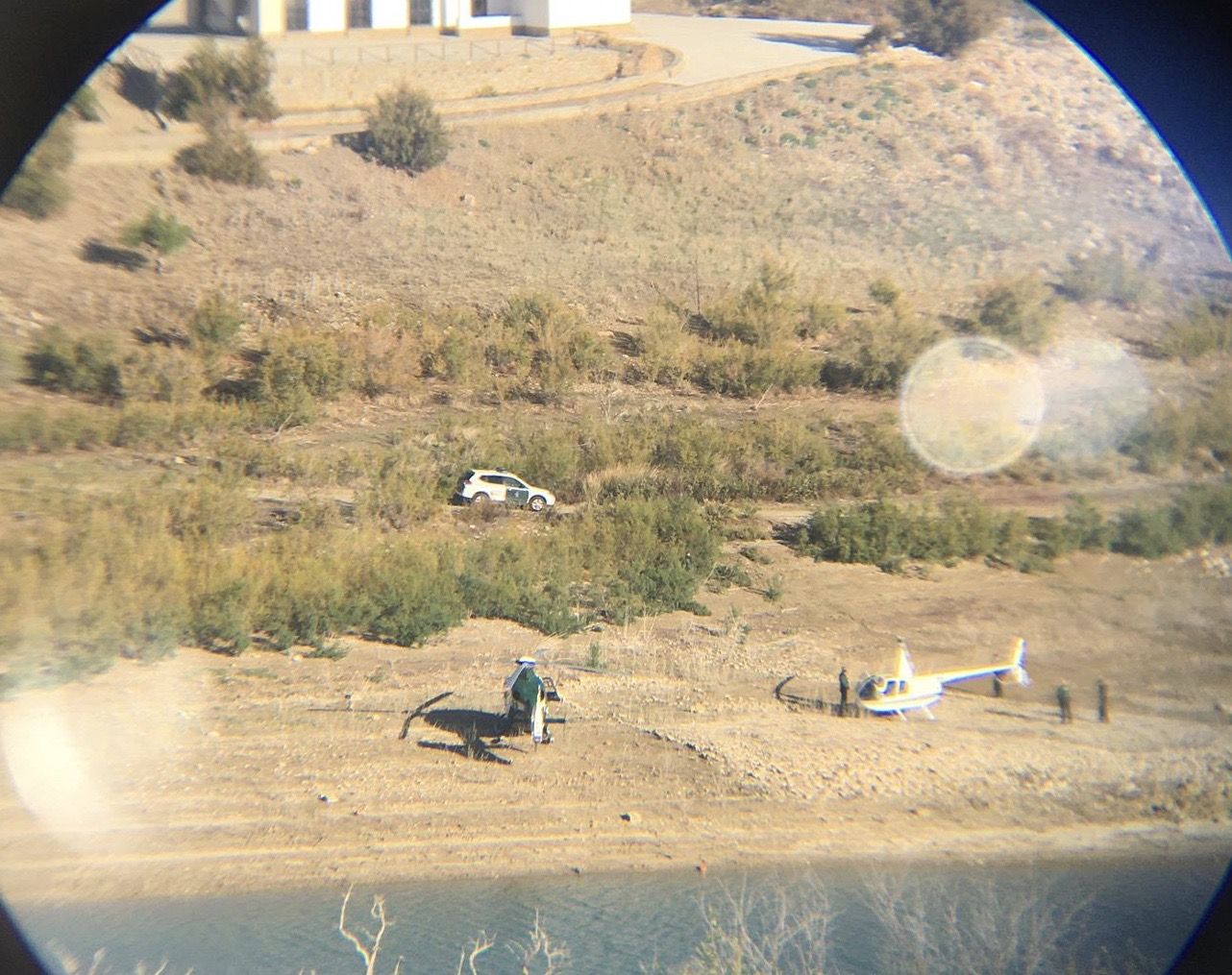 Helicópteros junto al pantano de Zahara de la Sierra, en la mañana de este sábado. FOTO: lavozdelsur.es