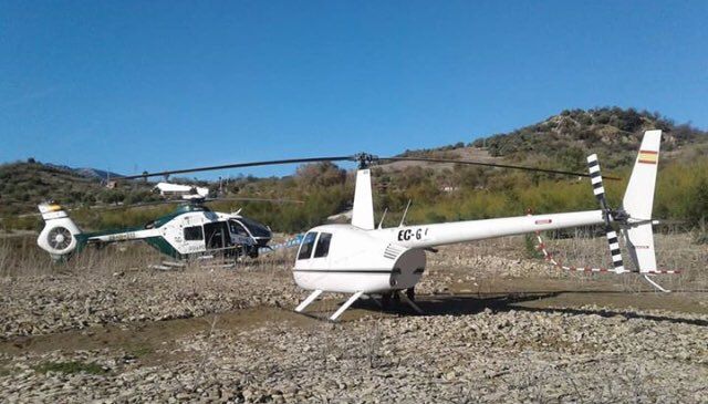 El helicóptero intervenido, custodiado por la Guardia Civil tras darle 'caza'. FOTO: lavozdelsur.es