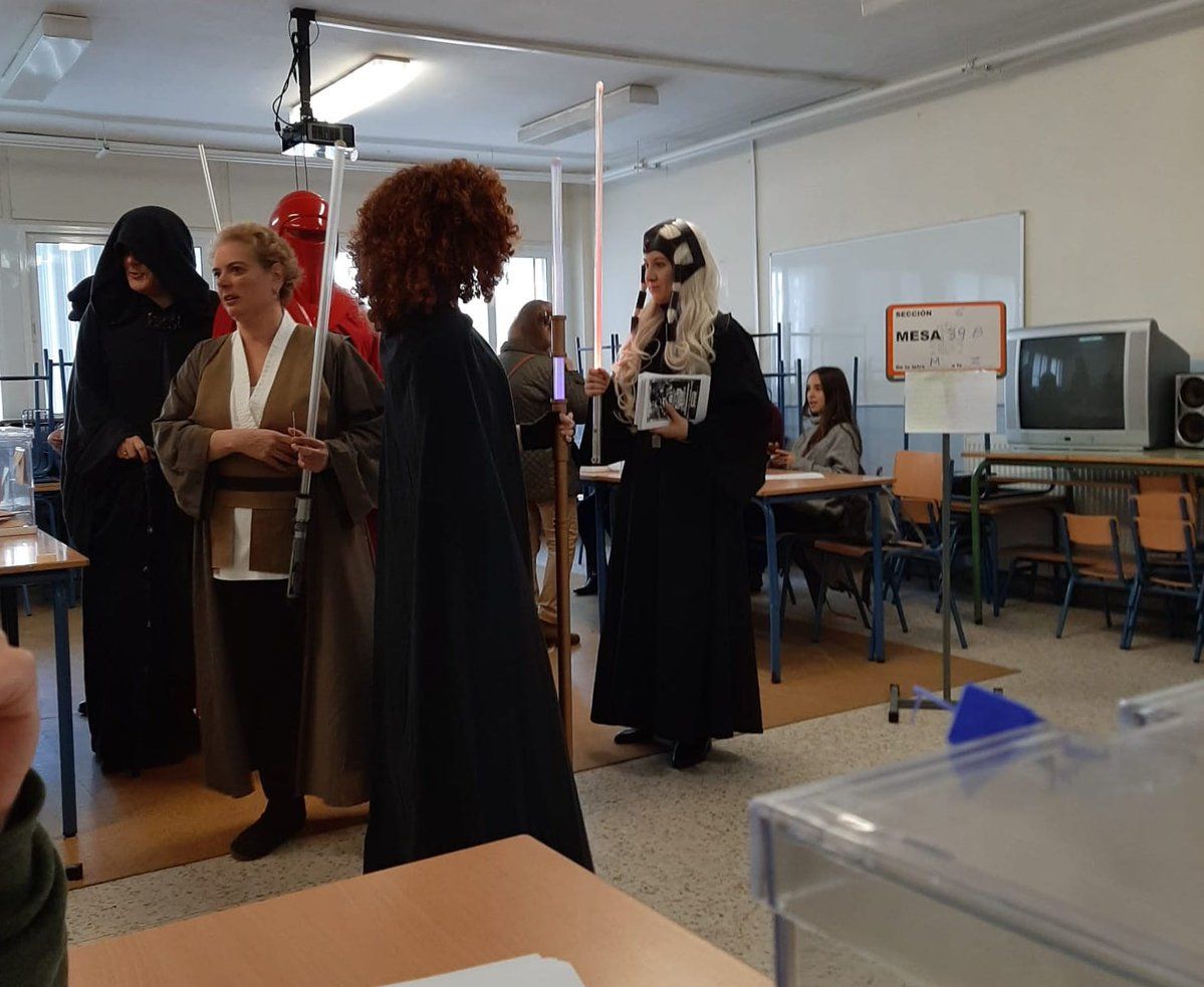 Personas en Triana votando disfrazados de 'Star Wars'.