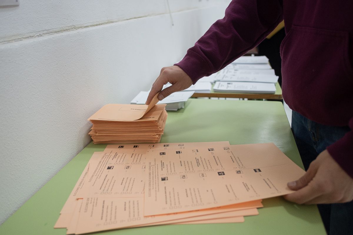 Una persona cogiendo una papeleta durante una jornada electoral. FOTO: MANU GARCÍA