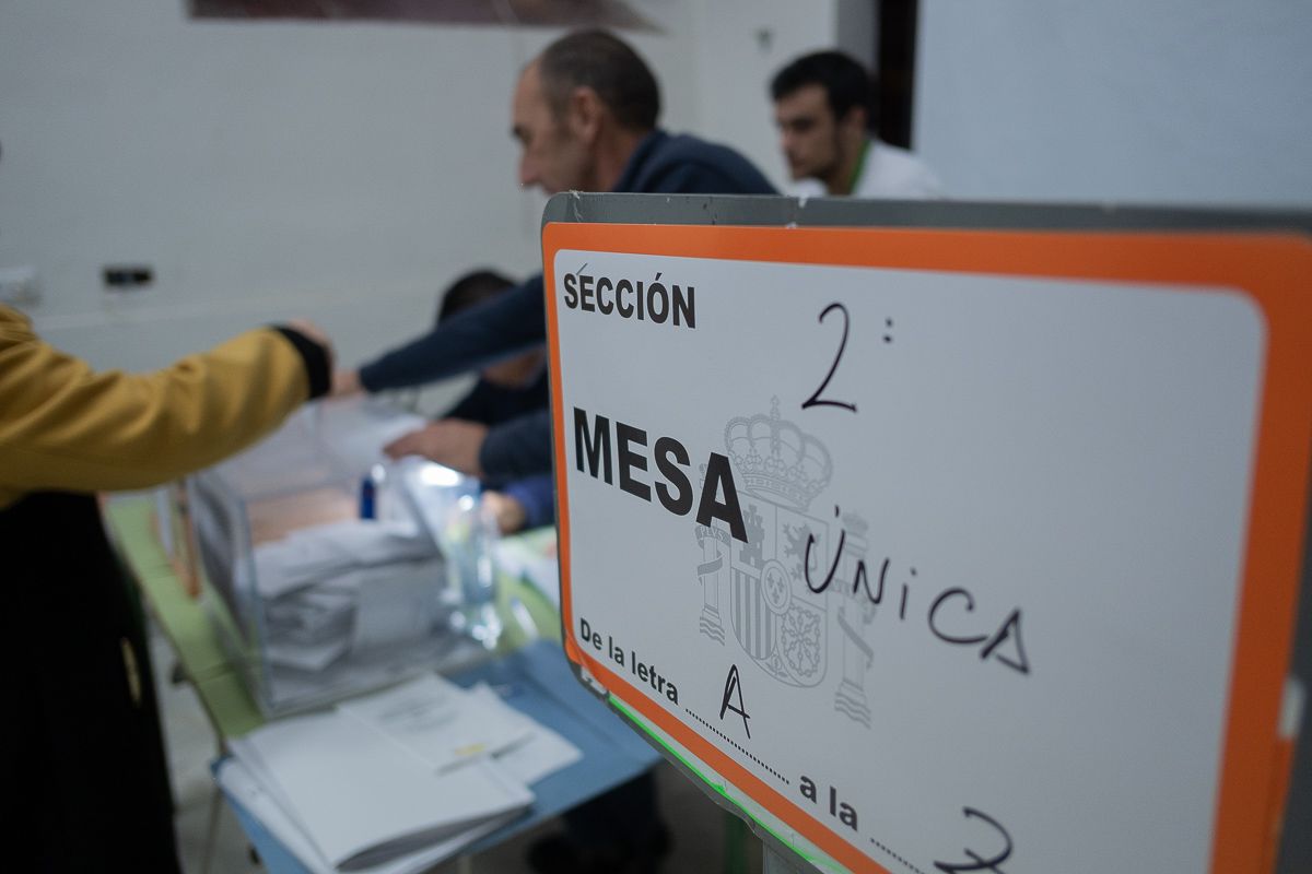 Una mesa electoral en pasadas elecciones. FOTO: MANU GARCÍA