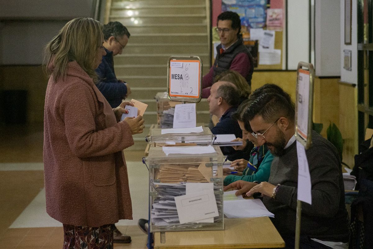 Ciudadanos votando, el pasado 10N. FOTO: MANU GARCÍA