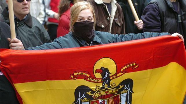 Una mujer porta una bandera franquista, en una manifestación reciente. FOTO: ELDIARIO.ES
