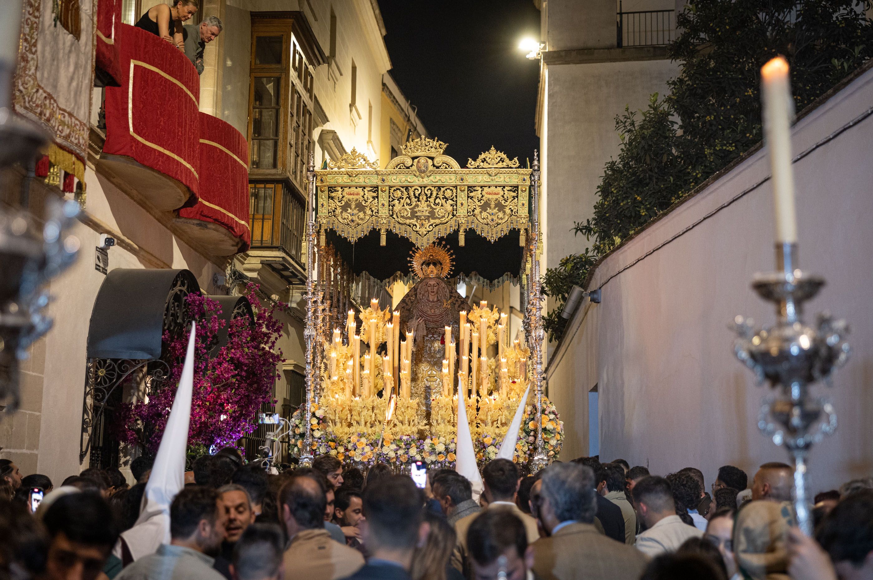 Martes Santo en Jerez, el día con más hermandades. El palio de Salud y Esperanza en calle Tornería.