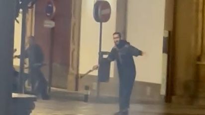 El yihadista de Algeciras, con el arma homicida.