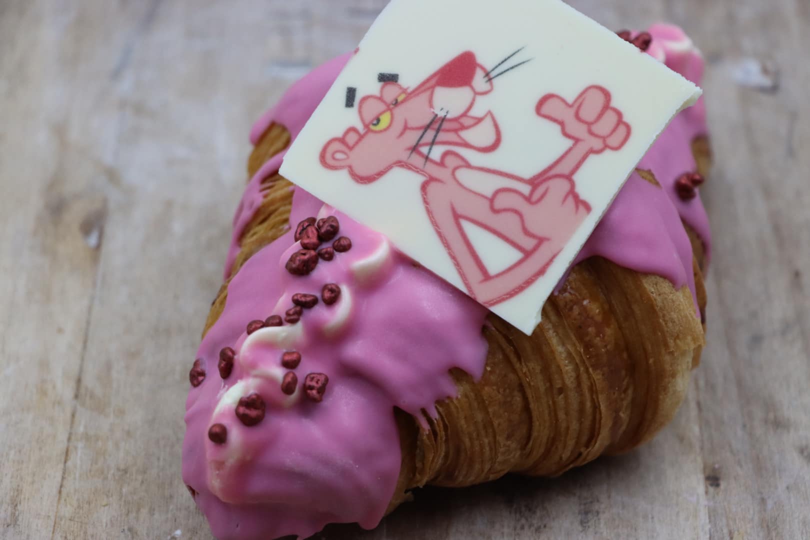 Un obrador de la Bahía de Cádiz hace un croissant de pantera rosa que está arrasando.