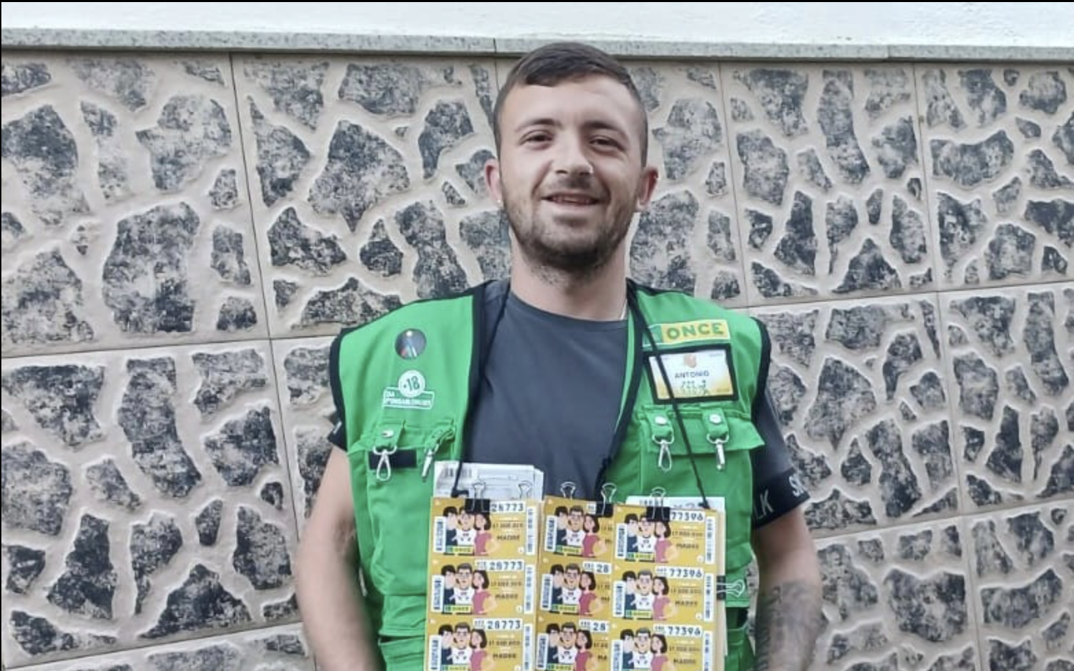 Antonio Fernández, el vendedor de la ONCE que ha repartido un gran premio llevando cinco días en su nuevo puesto en Puerto Real.