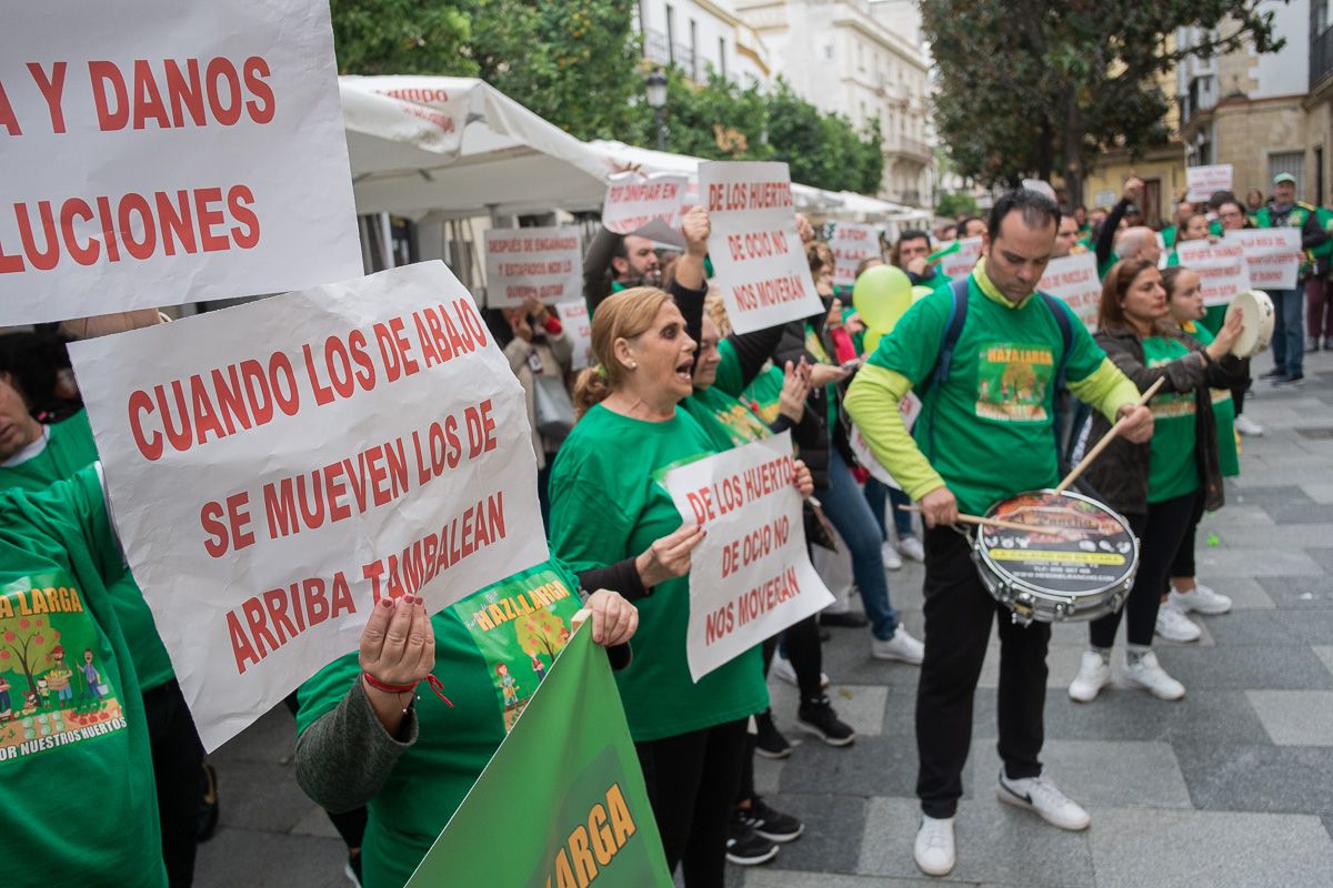 Afectados por Haza Larga, protestando en la puerta del Ayuntamiento. FOTO: MANU GARCÍA