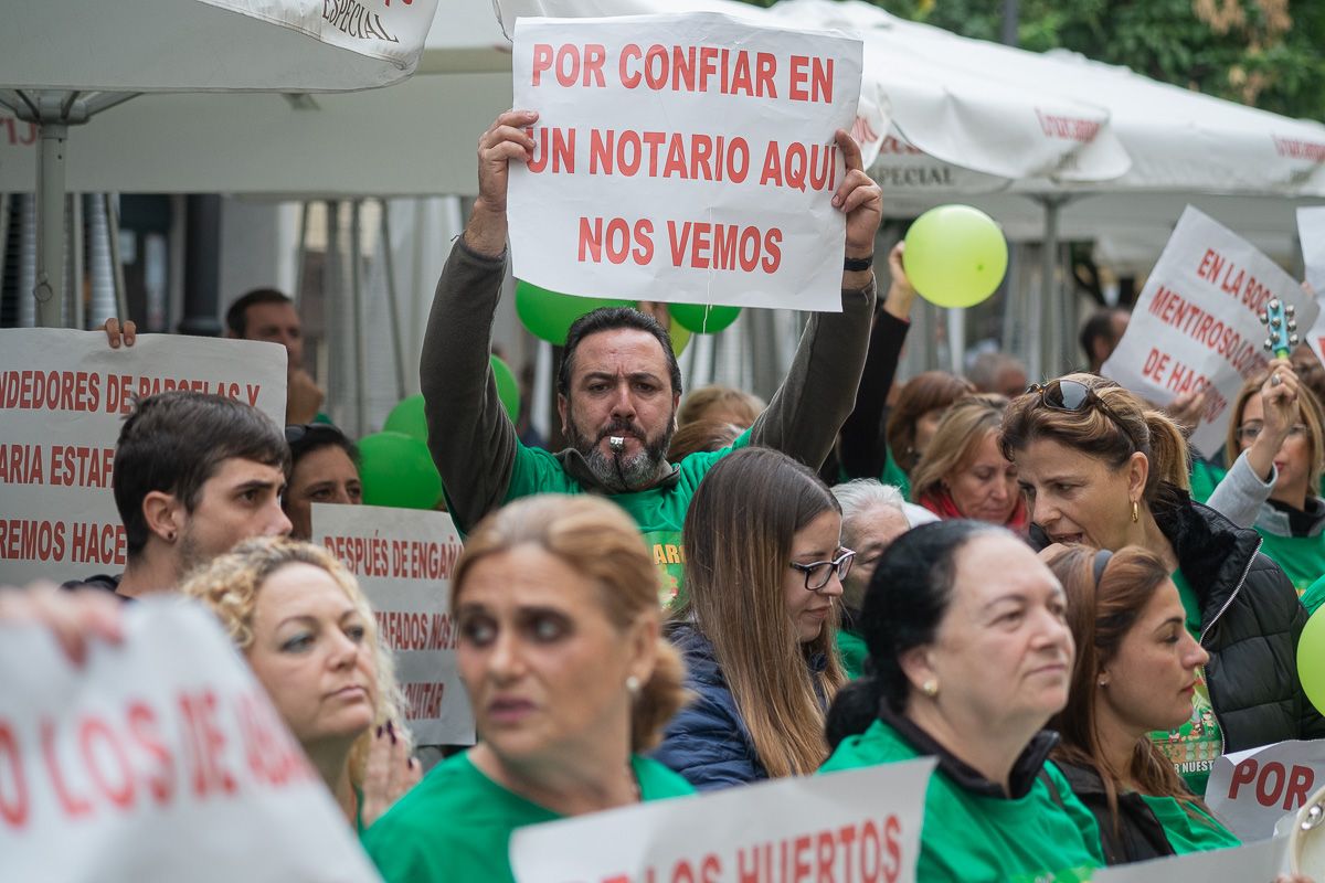 Un afectado muestra una pancarta durante una protesta de los parcelistas de Haza Larga ante el Ayuntamiento, en 2019. MANU GARCÍA