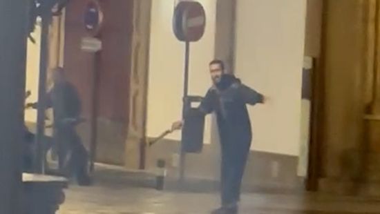 El presunto yihadista de Algeciras, con el arma homicida.
