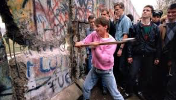 Una imagen del día que cayó el muro de Berlín.