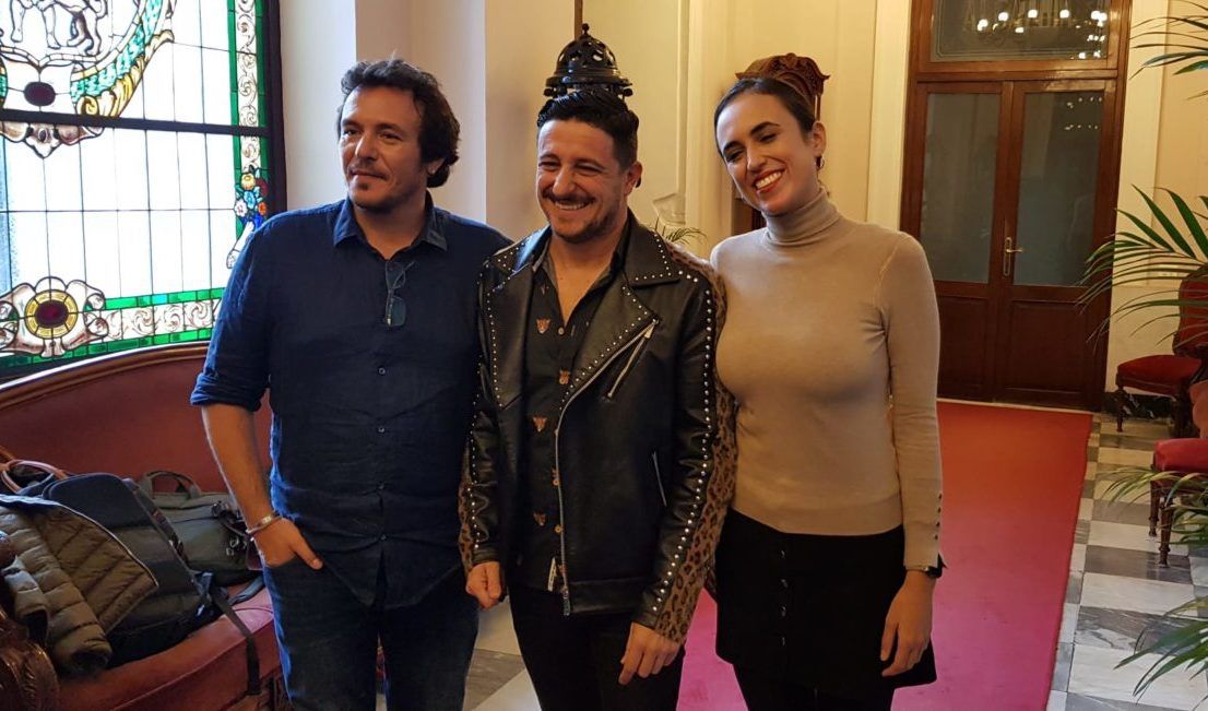 David Palomar, con el alcalde José María González y la concejala Lola Cazalilla.