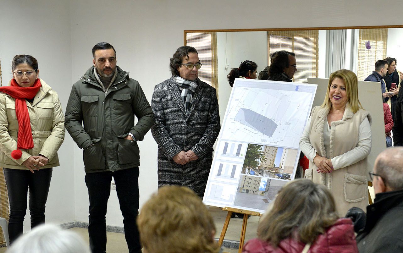 La alcaldesa y miembros del gobierno, presentando el proyecto de plaza Venus a los vecinos, en enero.