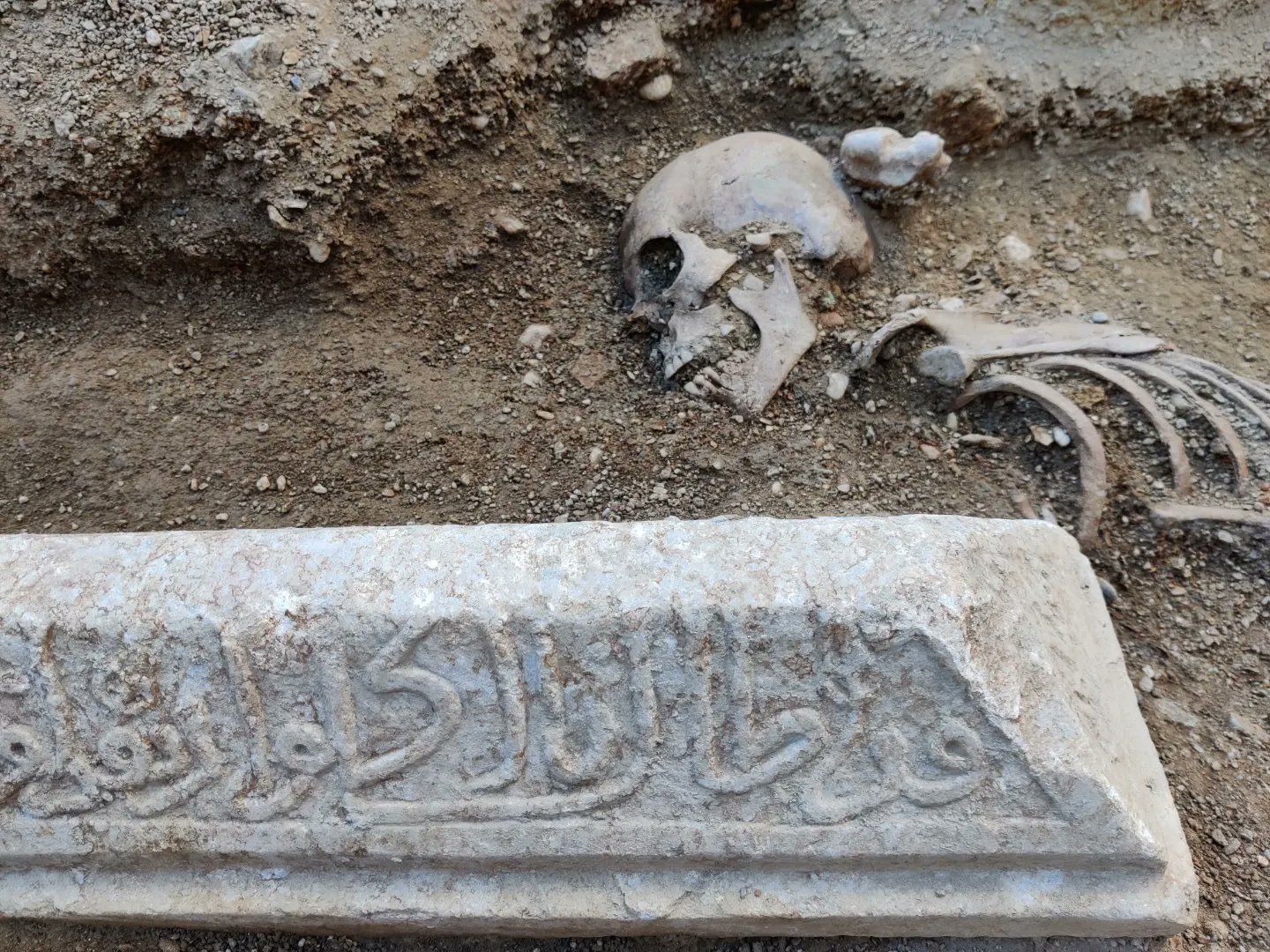 Ya se puede visitar la necrópolis de Yabal Faruh, las únicas mezquitas funerarias de Al-Andalus. En la imagen de @maatkarestela, 'Josefina' y una maqabriya, entre los restos recuperados.
