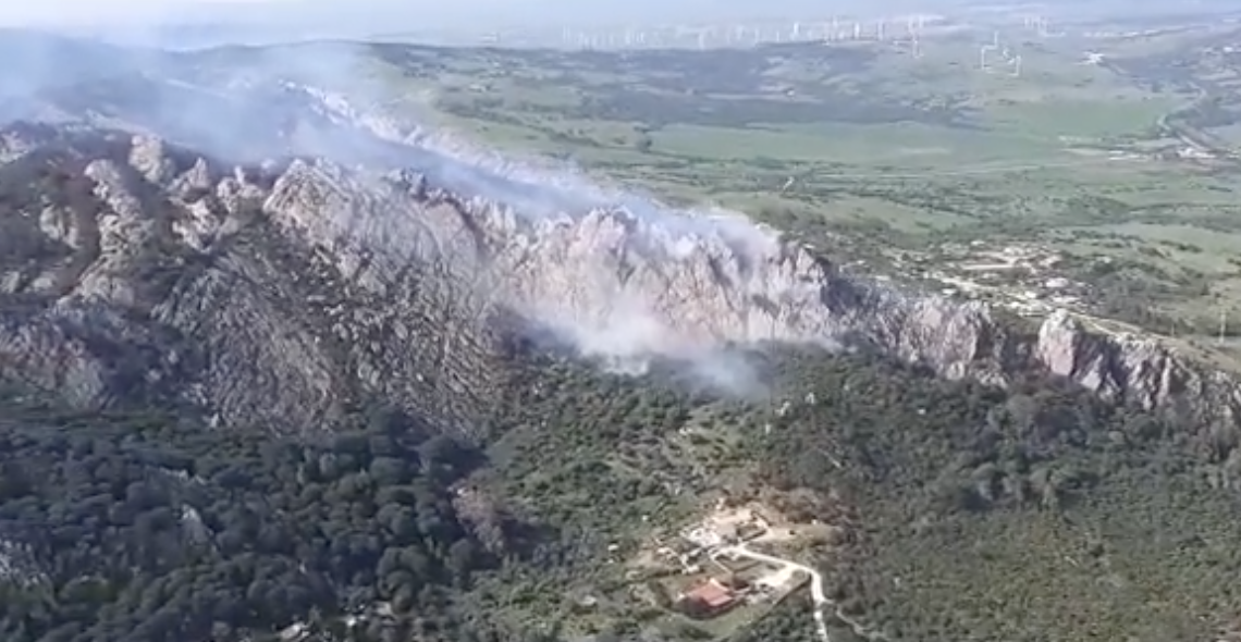 Efectivos del Plan Infoca trabajan desde la tarde de este miércoles para extinguir las llamas en el paraje Betis, en Tarifa.