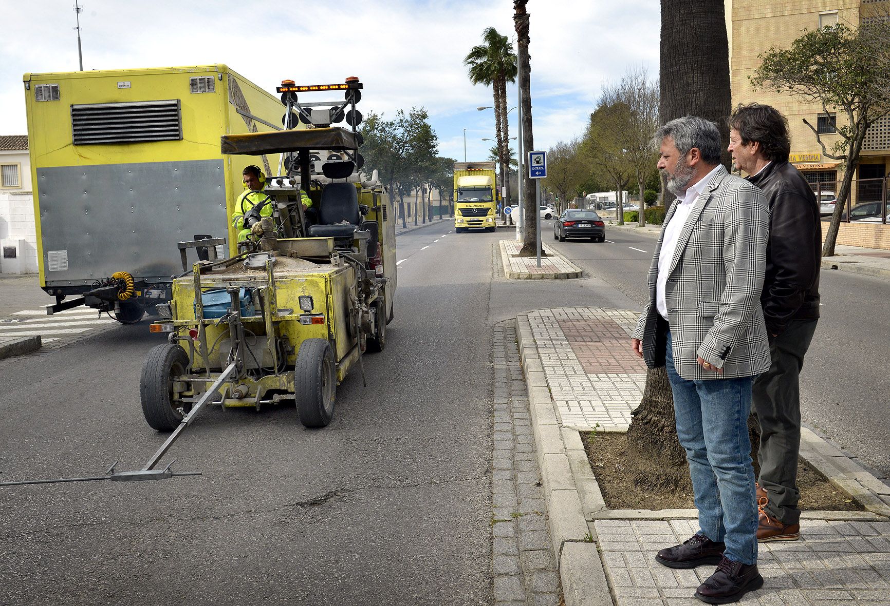El delegado Rubén Pérez, supervisando el repintado de calles y avenidas.
