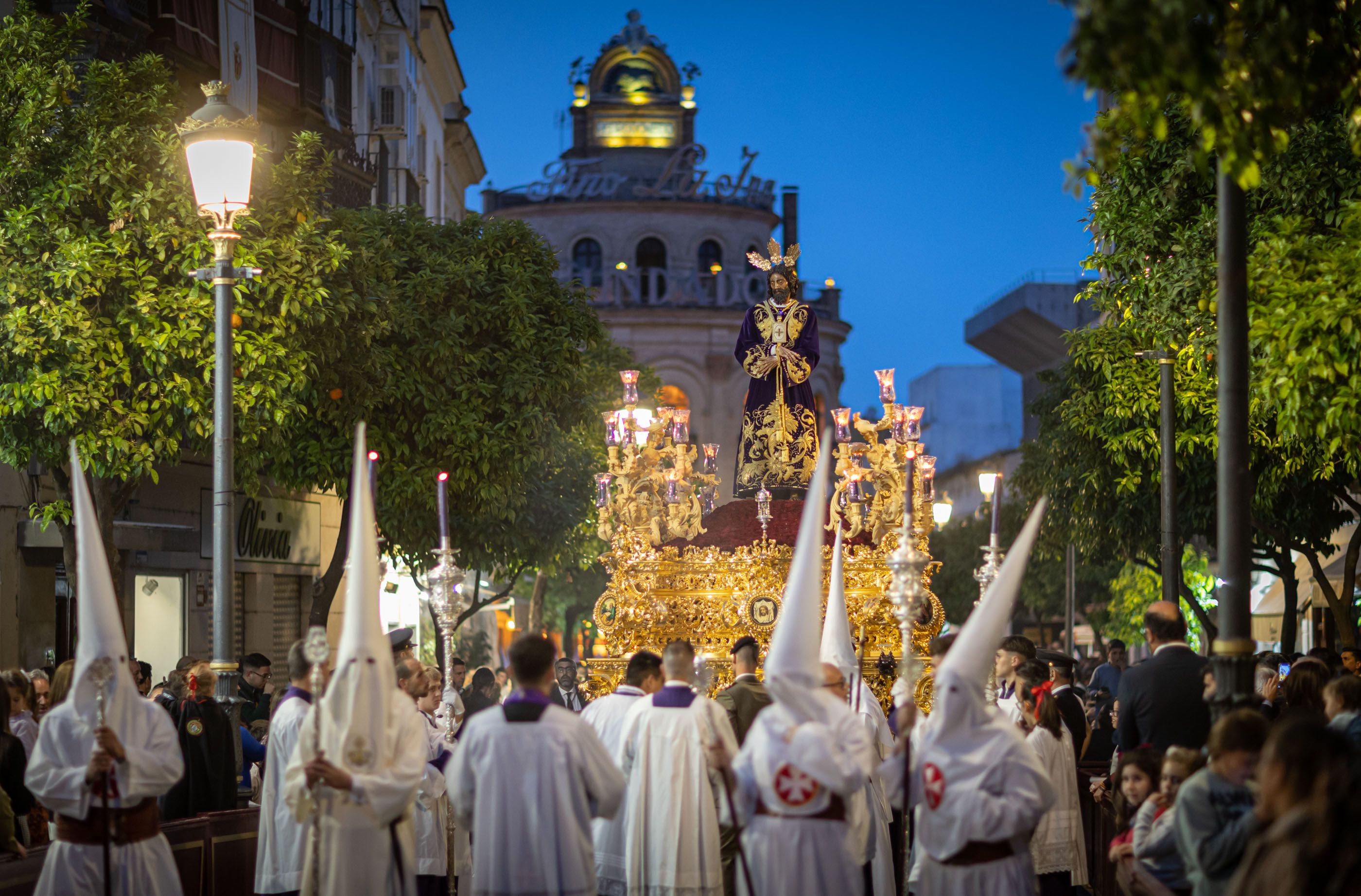 El Cautivo de la Hermandad del Amor, este pasado Martes Santo en Jerez, con el Gallo Azul al fondo.