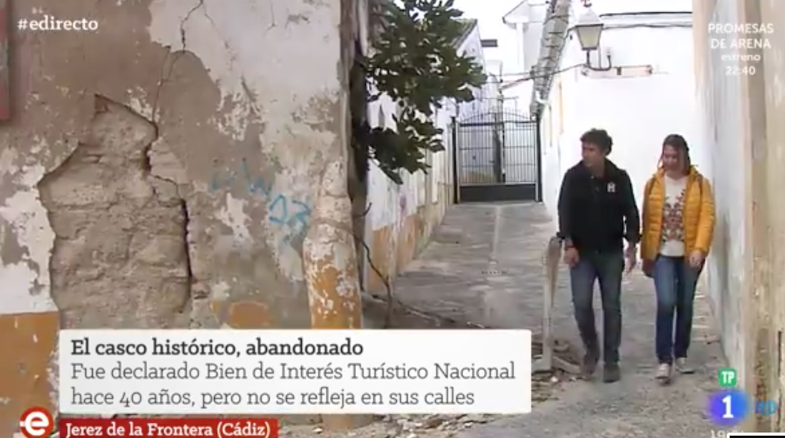 La presidente de la asociación de vecinos del centro histórico, Tamara Jiménez, acompañando a un reportero de 'España Directo'.