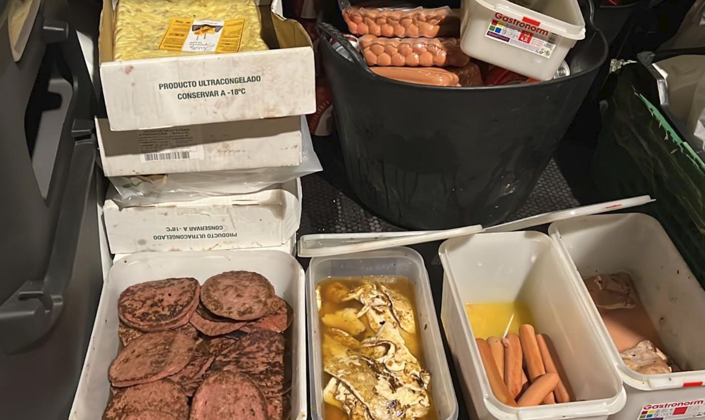 Alimentos que tenía el vendedor ambulante interceptado por la Policía Local.