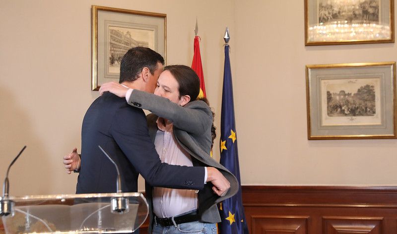 Abrazo entre Pablo Iglesias y Pedro Sánchez, después de anunciar el preacuerdo para un Gobierno de coalición. FOTO: PSOE