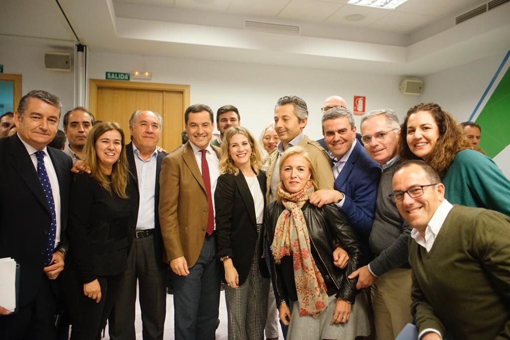 Miembros del comité ejecutivo andaluz del PP, con Juanma Moreno en el centro de la imagen.