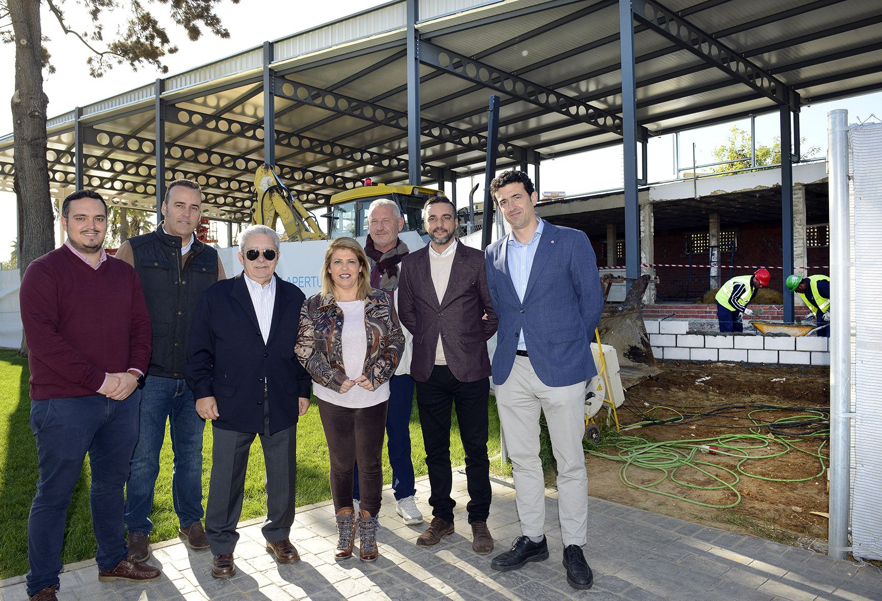 La alcaldesa y otros miembros del gobierno local en su visita a las obras.