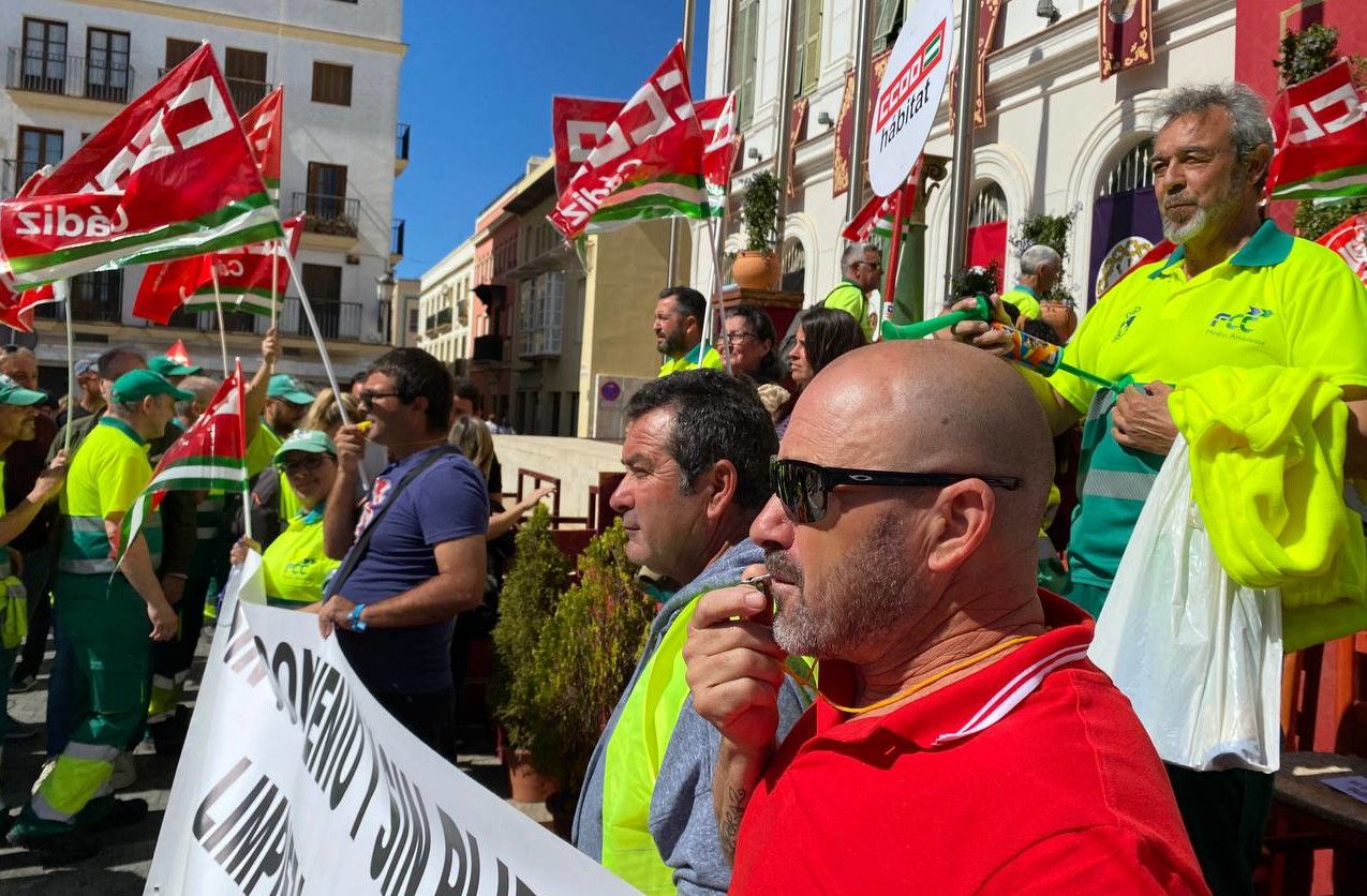 La plantilla de recogida de basura de El Puerto protesta frente al Ayuntamiento.  CEDIDA