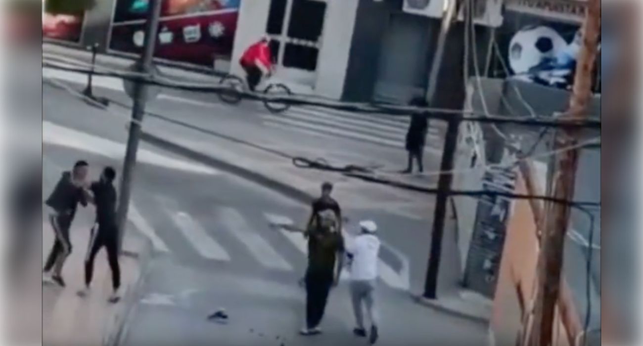 Una imagen de la impactante pelea en mitad de la calle en Mazarrón (Murcia).