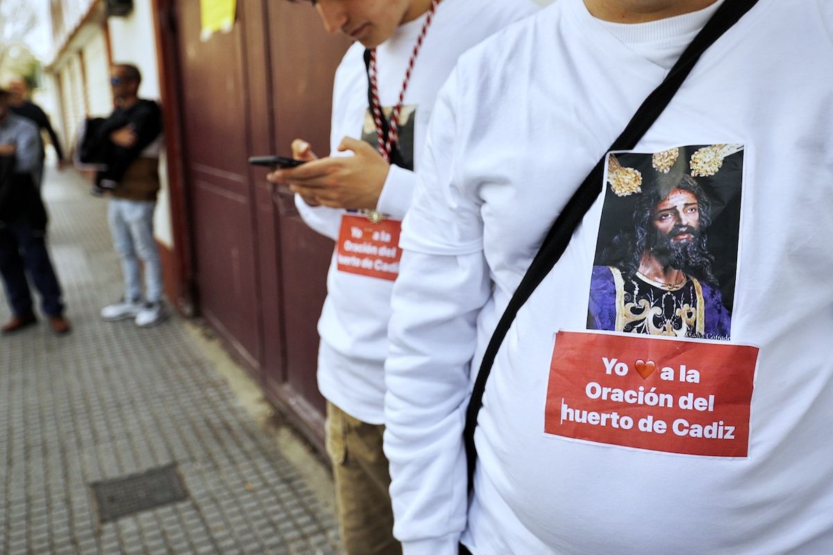 Camisetas de protesta por la no salida de la Oración en el Huerto de Cádiz.