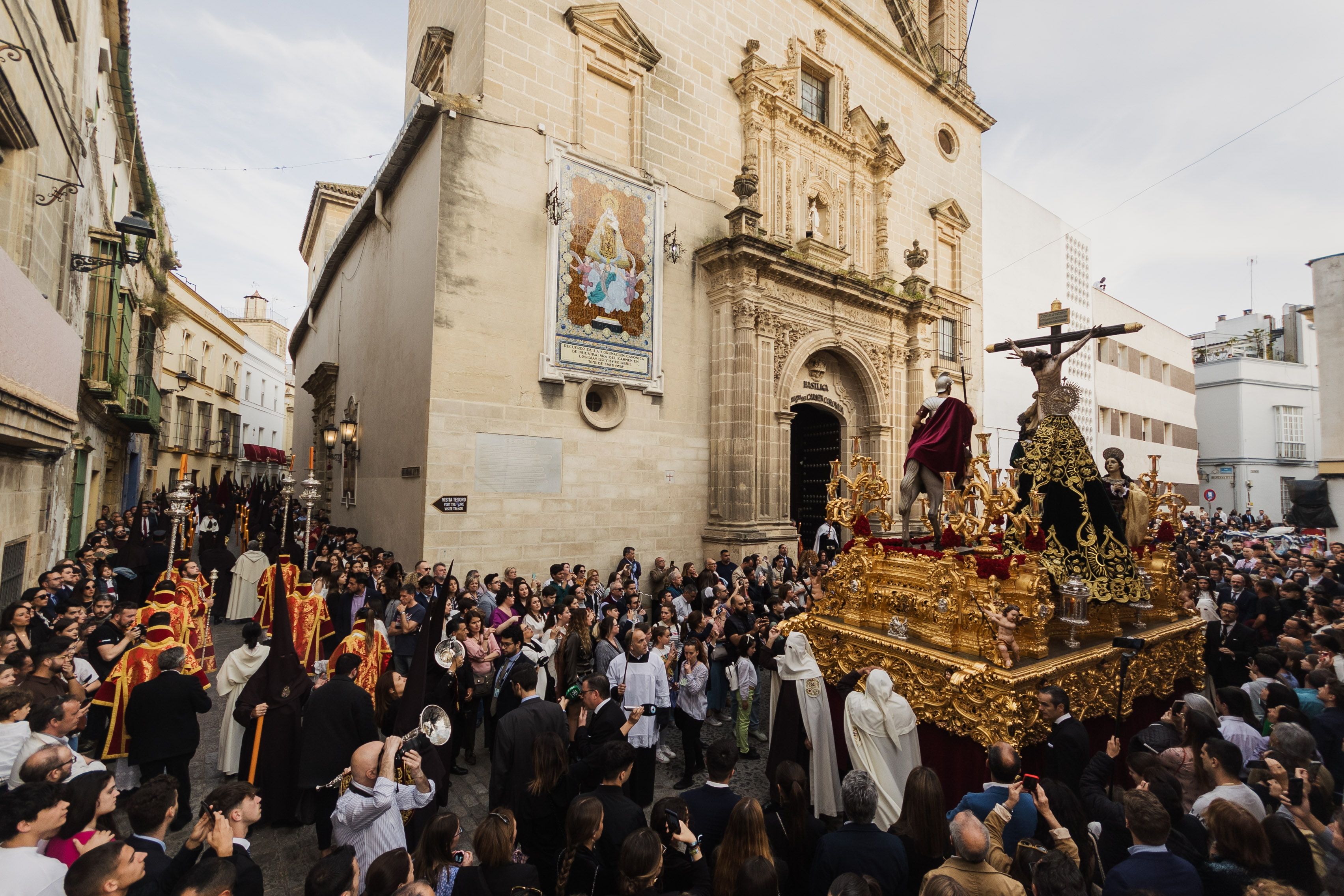 Horarios, itinerarios, estrenos y bandas de un Jueves Santo en Jerez. El misterio de La Lanzada saliendo del Carmen.