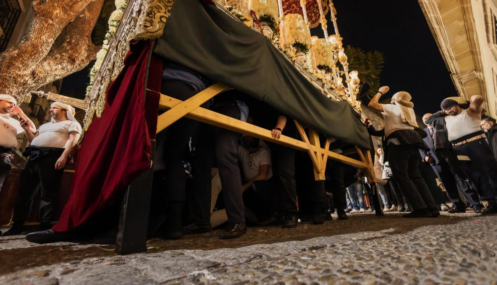 Paso de pali de la Esperanza de San Francisco en la Madrugada durante un relevo de costaleros. 