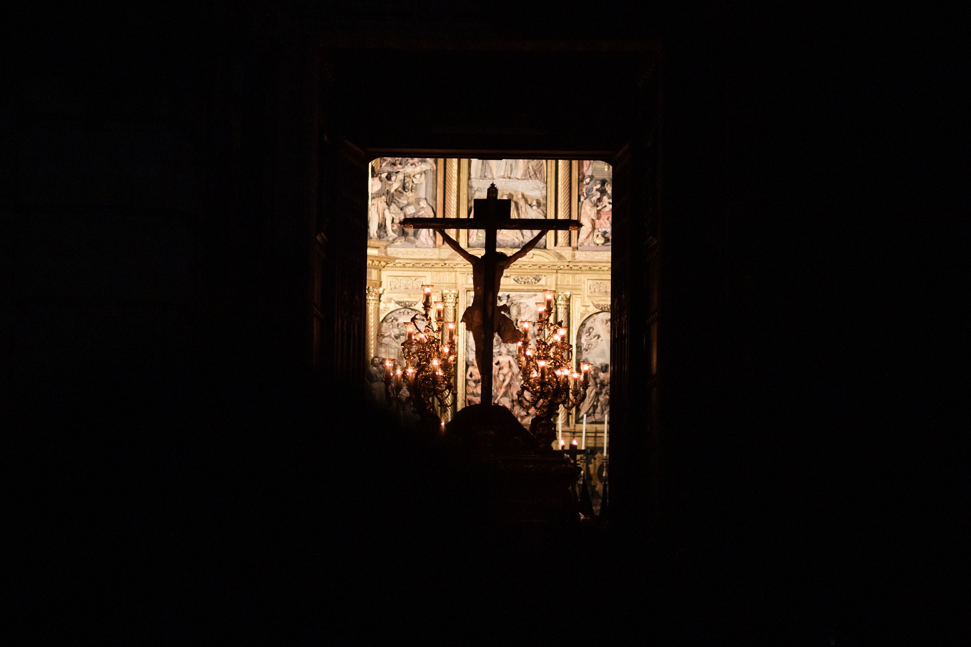 El Santo Crucifijo enmarcado en la puerta principal de San Miguel.