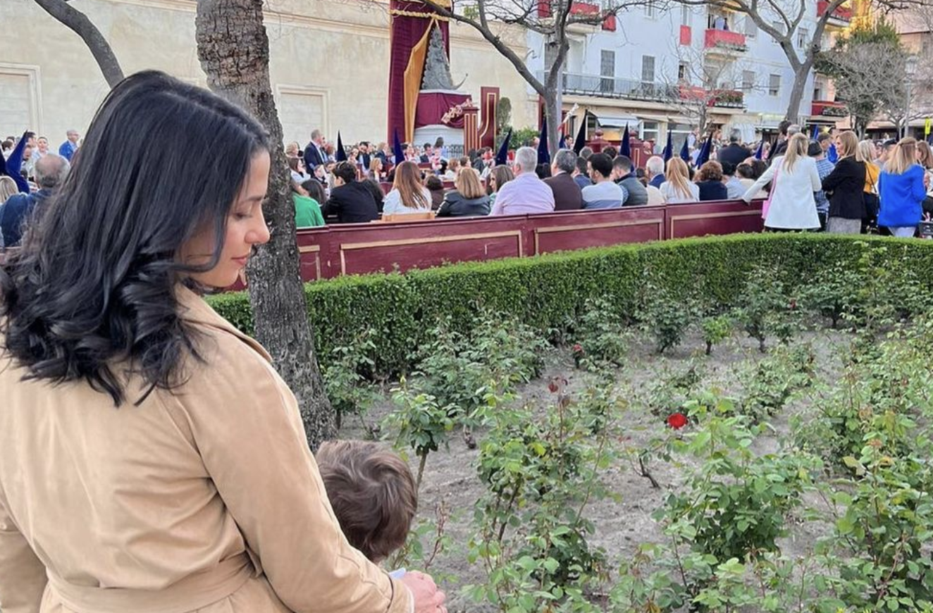 Arrimadas, viendo las procesiones con sus hijos, se muda con su familia a Montealto, en Jerez.