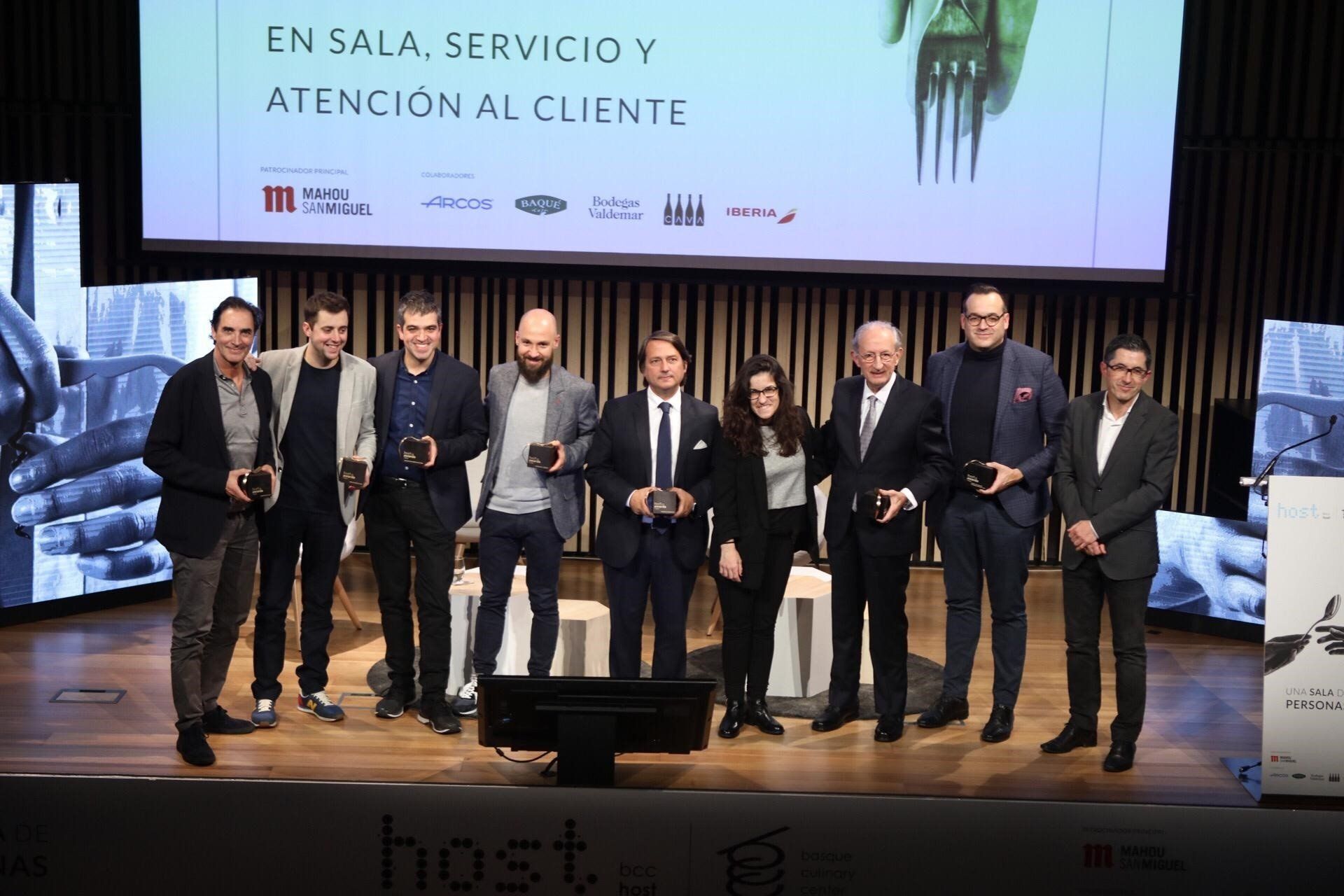 Parte del equipo de Universo Santi, tras recibir el premio.
