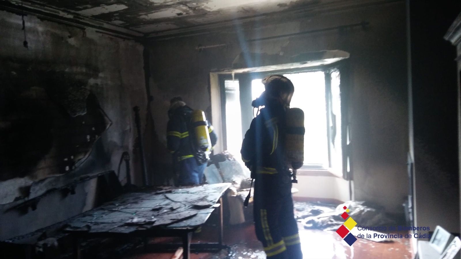 Intervención de Bomberos tras sofocar las llamas.