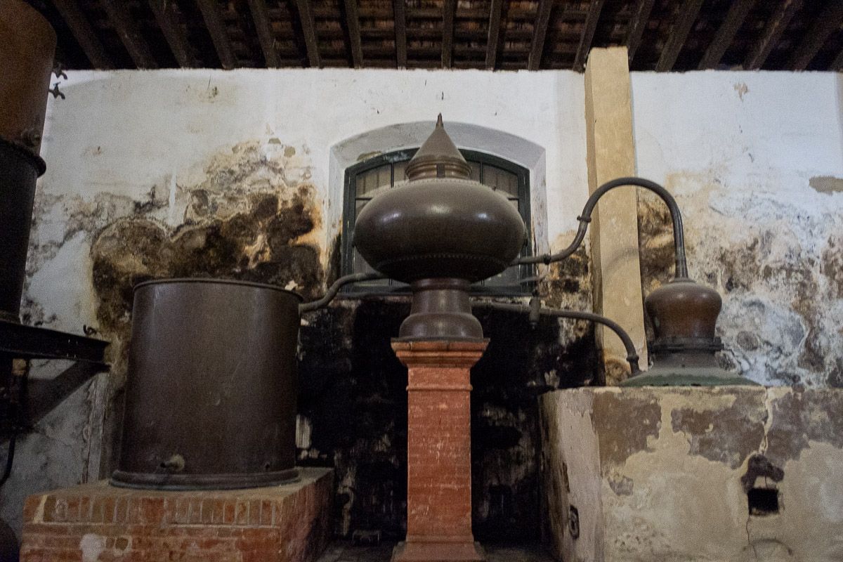 Los antiguos alambiques de Manuel María González. FOTO: MANU GARCÍA.