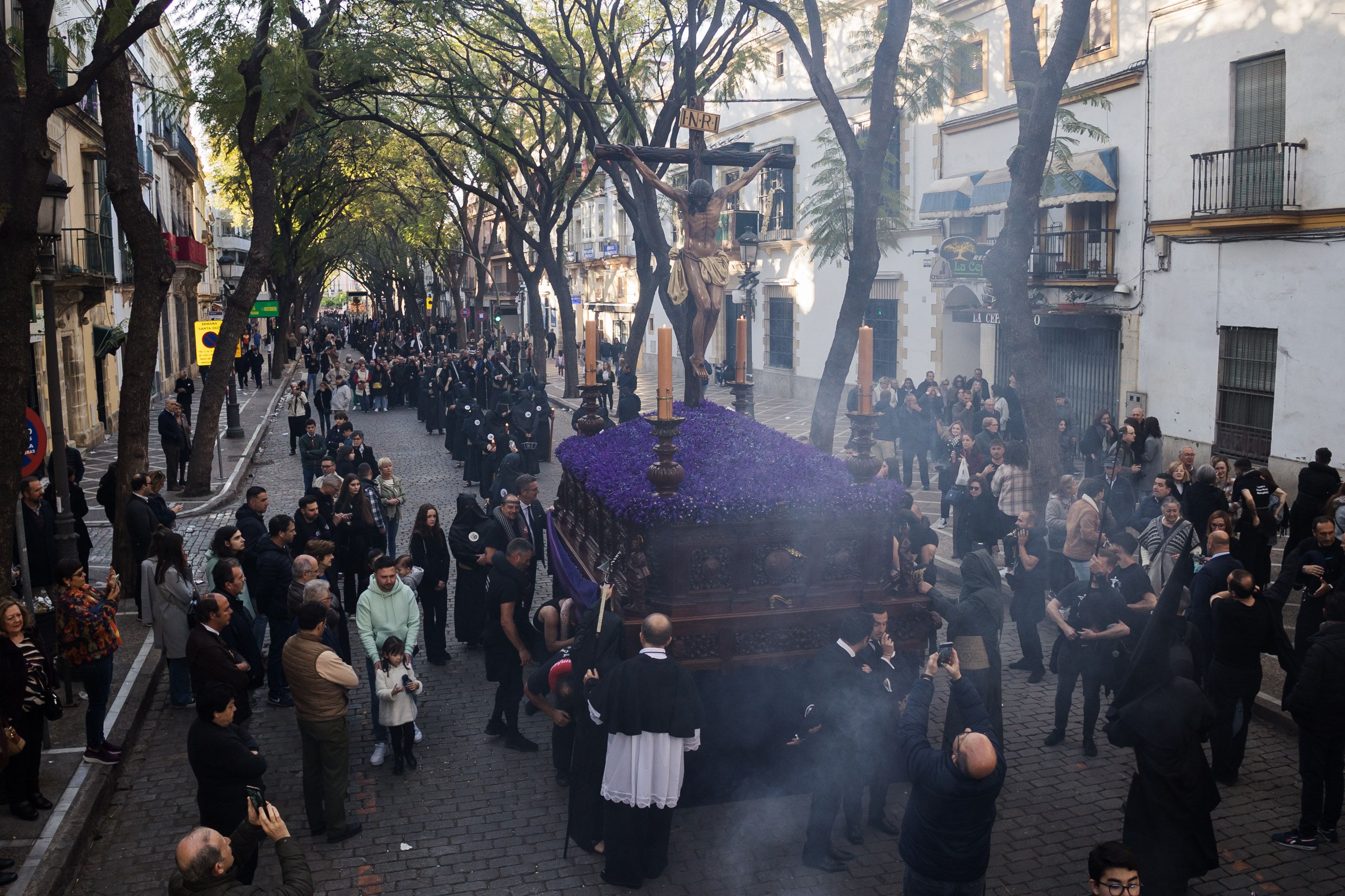 La Hermandad de la Buena Muerte avanzando hacia Santiago en su recogida. 