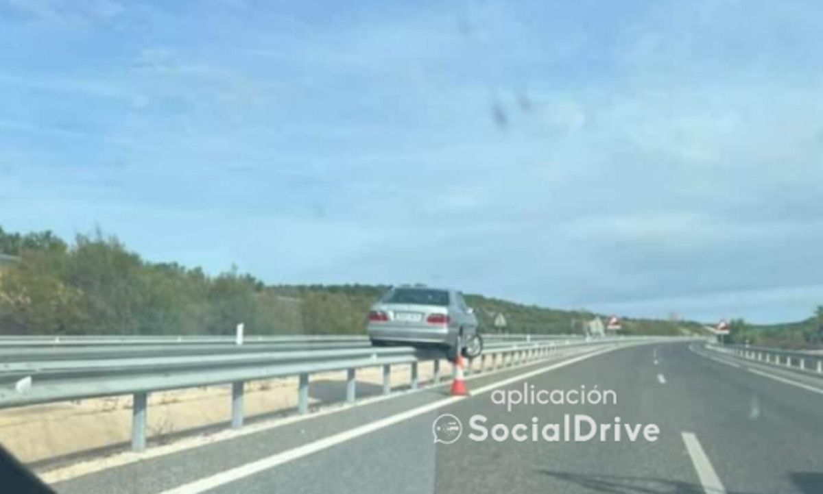 Un coche se sube en el quitamiedos de una carretera en Baeza, Jaén.  SOCIALDRIVE