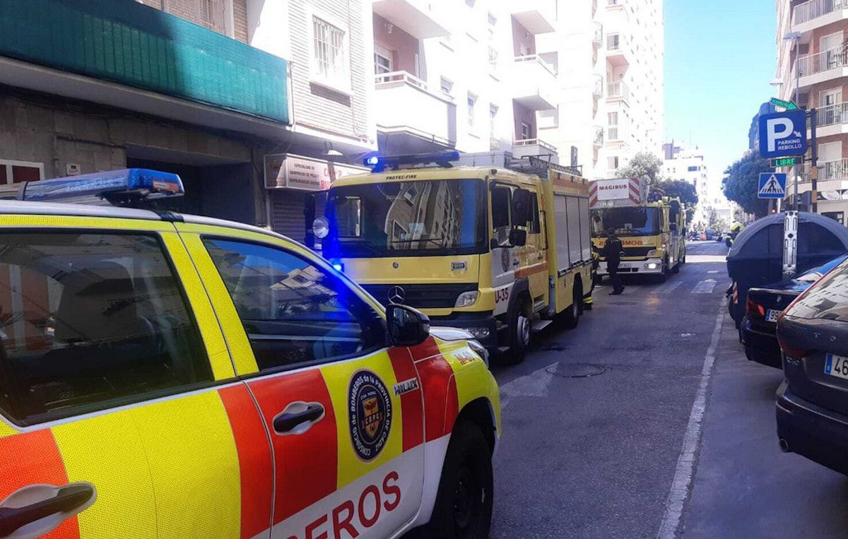 Efectivos de Bomberos intervienen en un incendio en la calle Brasil, en Cádiz.