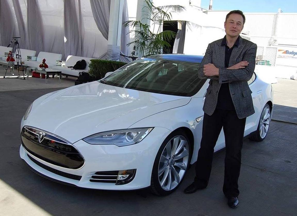 Elon Musk, presidente de Tesla, junto a uno de los vehículos eléctricos de la marca.