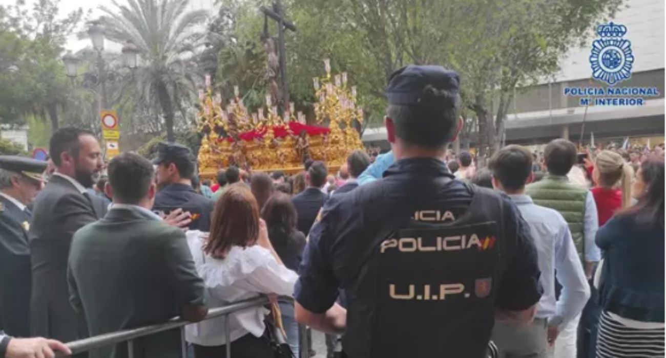 Un agente de la Policía Nacional del dispositivo especial de Semana Santa.