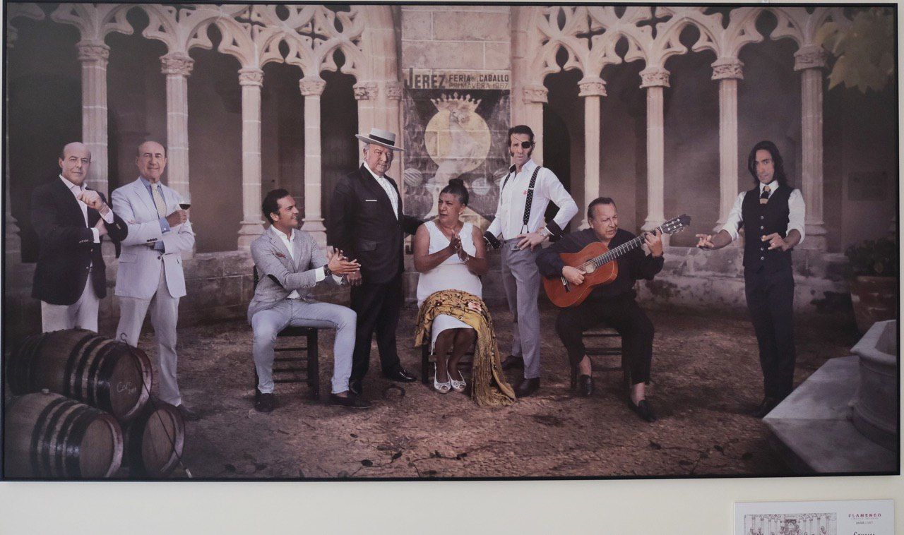 La obra sobre el flamenco y Jerez de la muestra que se exhibe en el Parlamento andaluz. FOTO: J. L. C.