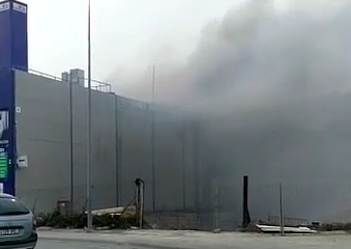 Incendio en una nave del Polígono de la Vega en Tarifa. Incendio en una nave del Polígono de la Vega en Tarifa.