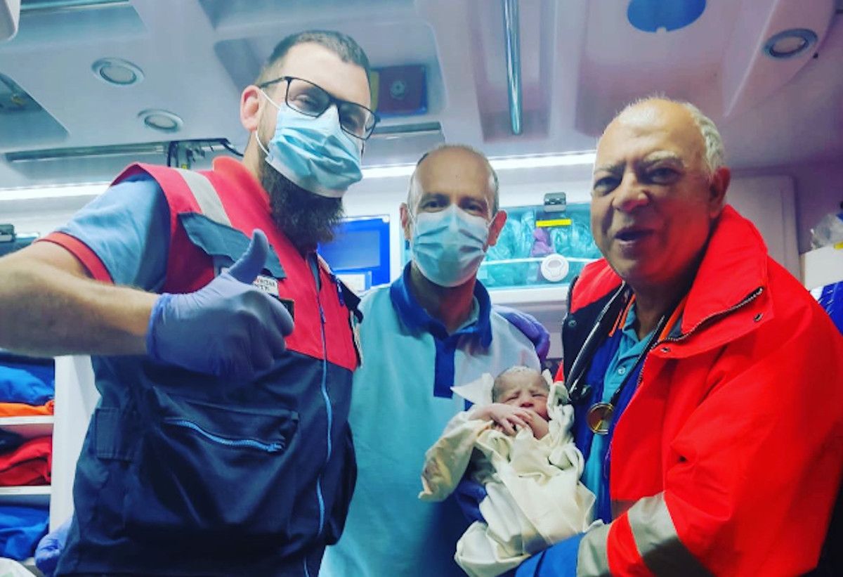 Los sanitarios con el bebé recién nacido en una ambulancia en Bonares, Huelva. TWITTER