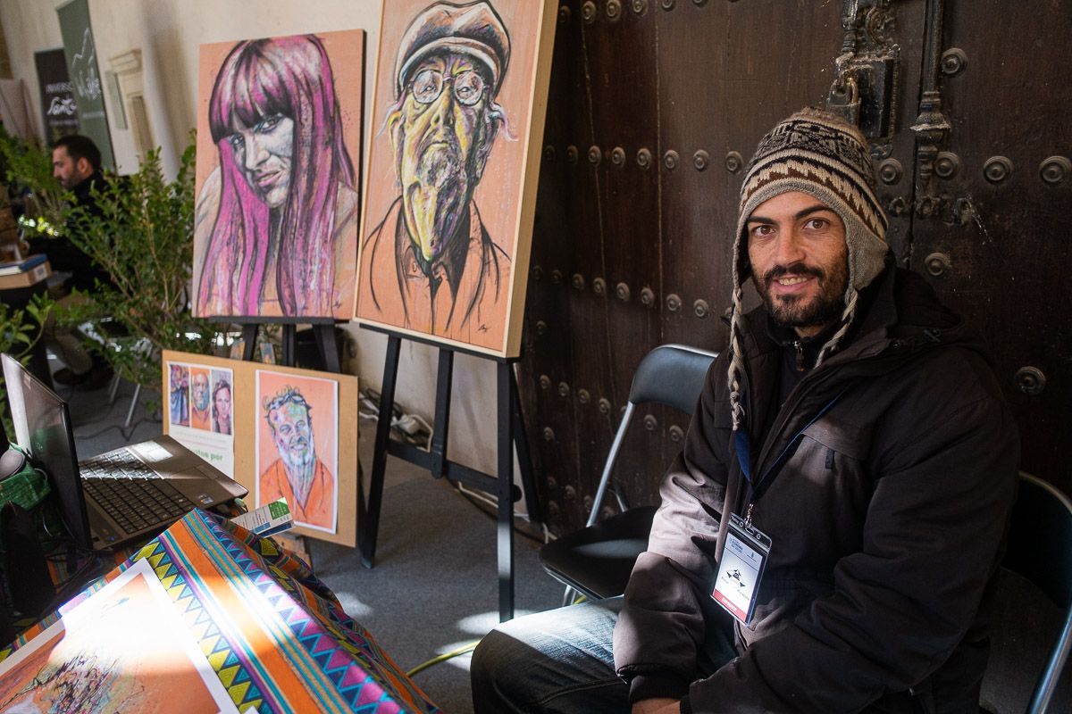 El muralista Benjy GaMe, en la II Feria de Economía Social. FOTO: MANU GARCÍA