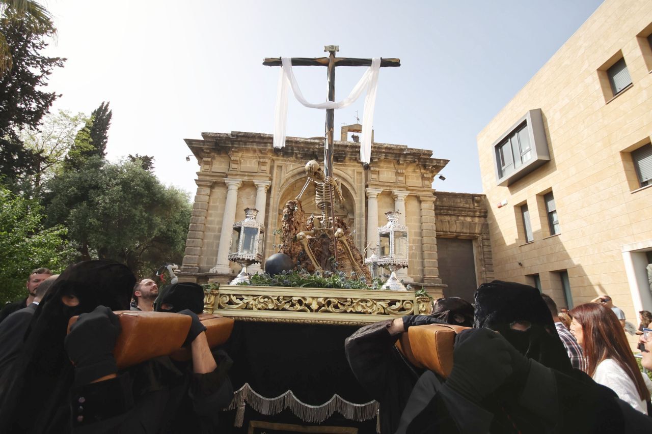 La 'Chacha' procesiona por las calles de Jerez. 